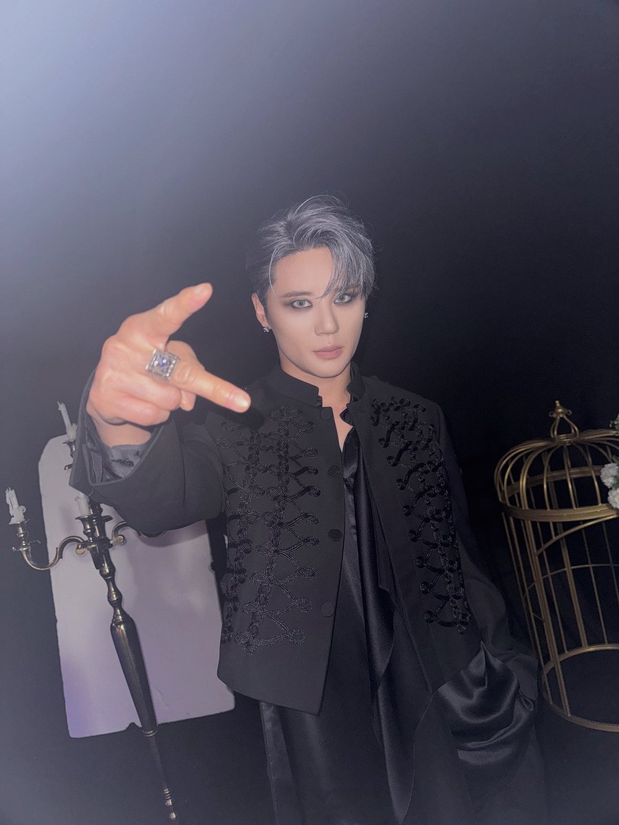 Junsu_PALMTREE's tweet photo. 오늘 오후 2시 🕑

#김준수 의 뮤지컬 #엘리자벳
첫 공연이 시작됩니다!

깊은 어둠 속으로 빠져들 거야 🪽✨
조용히 은밀하게 서서히 #샤토드 에게로 🖤

죽음(Der Tod) 役 ㅣ 김준수
⠀
뮤지컬 <엘리자벳>
2026.08.16-2026.11.15
블루스퀘어 우리은행홀

#KIMJUNSU #뮤지컬엘리자벳
#PALMTREEISLAND https://t.co/18G4QgGBZa