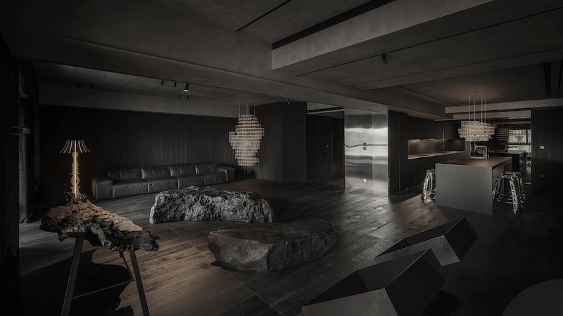 Architizer's tweet photo. #ArchitizerAwards

Carving Land is a compact Taipei apartment designed around its owner’s love of music and extensive collection. An open-plan living space pairs yakisugi, stainless steel and timber with theatrical lighting, while a dramatic AV room shifts into a darker, more eclectic interior.

📍 Taipei City, Taiwan
Project by: YUN-YIH Design Company
Details: https://t.co/Mlz3CuZrFa