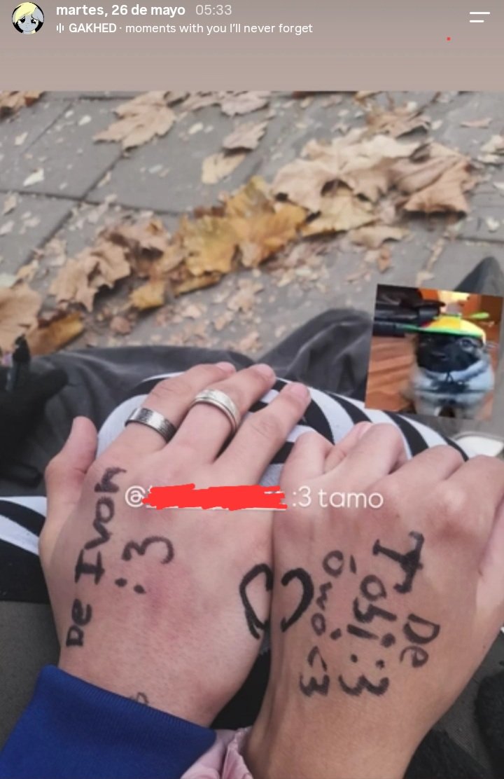 de_tobi2's tweet photo. En la segunda cita con mi ex (que duró 17 horas) estuvimos sentados abrazados afuera de un colegio y vino un viejo a darnos una bolsa de galletitas sin decirnos nada y se fue y fue de los días más dulces en mi vida https://t.co/478T8hzw3e