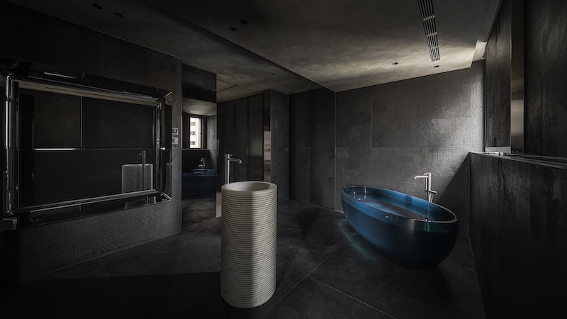 Architizer's tweet photo. #ArchitizerAwards

Carving Land is a compact Taipei apartment designed around its owner’s love of music and extensive collection. An open-plan living space pairs yakisugi, stainless steel and timber with theatrical lighting, while a dramatic AV room shifts into a darker, more eclectic interior.

📍 Taipei City, Taiwan
Project by: YUN-YIH Design Company
Details: https://t.co/Mlz3CuZrFa