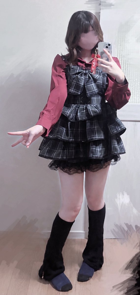 xat0w9's tweet photo. 赤を取り入れつつ、自分の好きな雰囲気も詰め込んでみました！
お洋服も小物もたくさん悩んで選んだので、今までの参戦服上位に確実に入るくらいお気に入りのコーデになりました𓆩 (՞  ∵  ՞) 𓆪❤️
ライブ当日が待ち遠しいですㅠ ̫ㅠ

#葛葉ブラッディコーデ https://t.co/BQHS5IWVYO