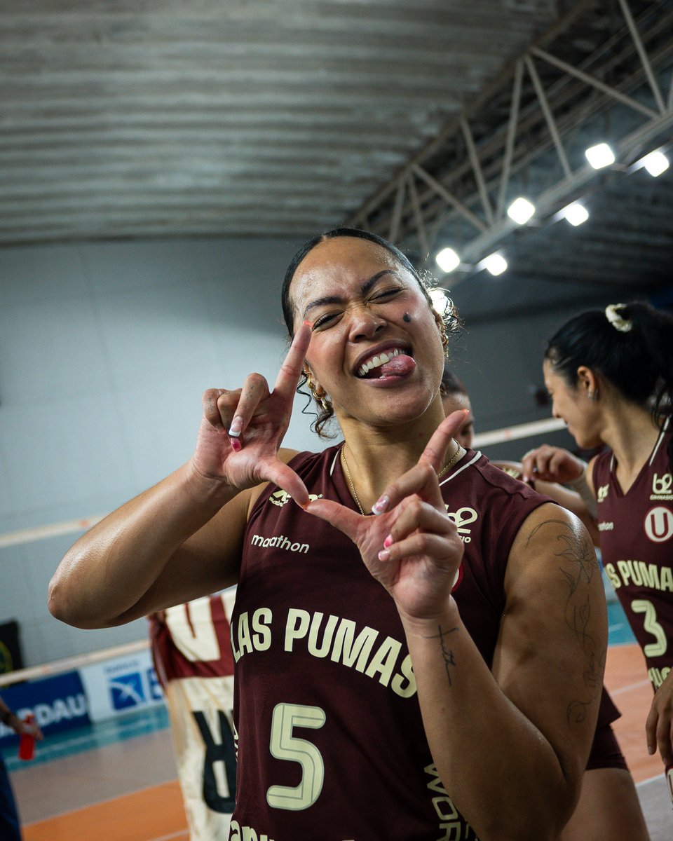 VoleyU1924's tweet photo. ¡𝗩𝗔𝗠𝗢𝗦 𝗣Ⓤ𝗠𝗔𝗦! 🙌

Histórico primer triunfo crema ante un equipo brasileño 💪

👉 ¡Nos vemos en la #NocheDeLasPumasAT 2026! Adquiere tus entradas aquí ➡️ https://t.co/H20iTJBZA4 🎟️

#PumasConGarra https://t.co/cs2Db0Yklk
