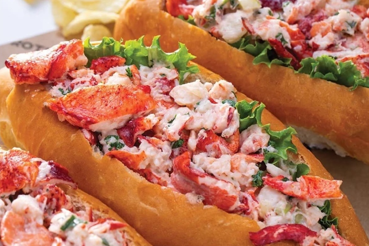 DaytonDining's tweet photo. Lobster roll from Dorothy Lane Market. Maine lobster chunks tossed with celery, green onion, parsley, and a light touch of mayonnaise, served on a buttered, toasted DLM Golden Hot Dog Bun with fresh leaf lettuce. regularly $22 - on sale for $19 thru Oct 6th. #lobsterroll #dlm https://t.co/lQzH5sXzKN