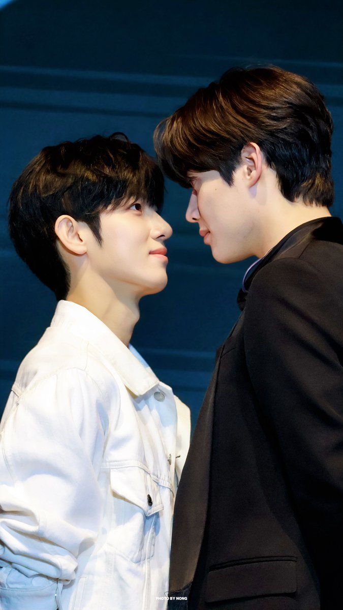 wangli2325's tweet photo. 韩：두 사람이 가장 좋은 나이에, 가장 좋은 무대에 섰어. 식시, 이게 바로 너희의 골든 아워야.
英：Two people at their best age, standing on the best stage. Sik-Si, this is your golden hour.
YOONSIK SIWOO Pour Toujours
#YOONSIK_SIWOO_PFWSS27 https://t.co/Lm8gWlYKLq