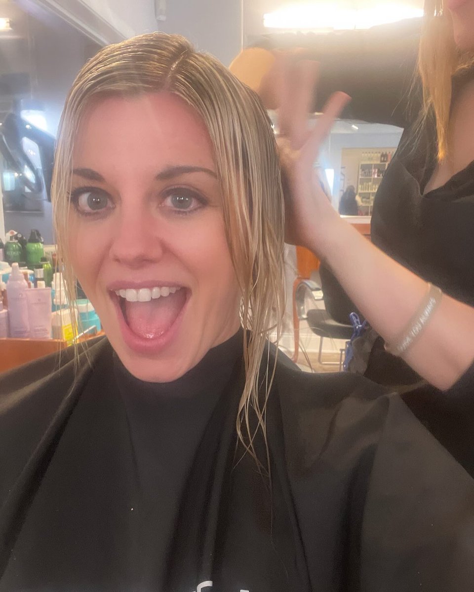 Drew9400's tweet photo. APPRECIATION POST: Special thanks to Blades Salon’s senior stylist, Jen, for giving this mama a winter refresh—3 inches gone! I’m finally out of the postpartum hair stage; baby bangs are now in their adolescence era. https://t.co/KsXCOgnTfS
