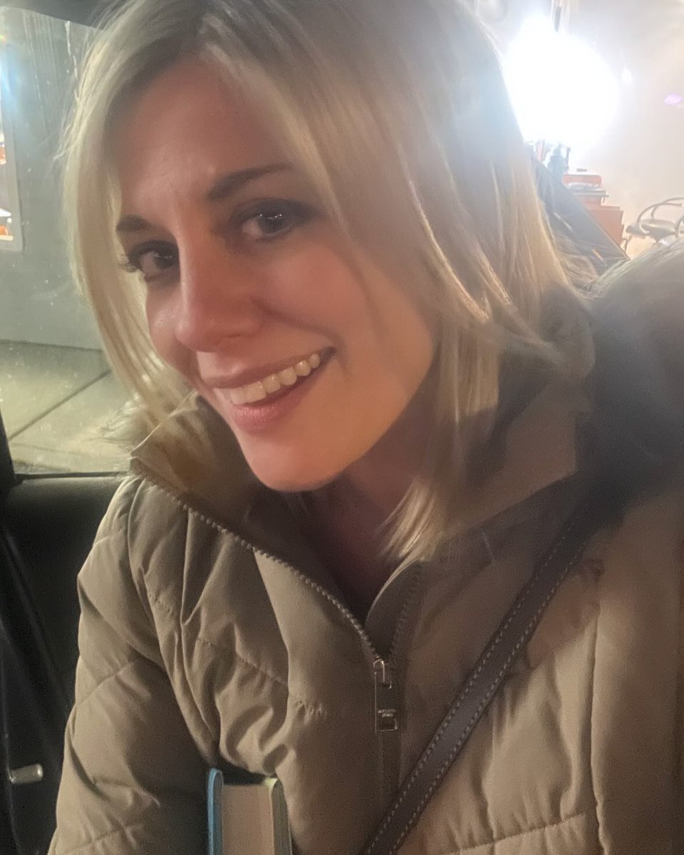 Drew9400's tweet photo. APPRECIATION POST: Special thanks to Blades Salon’s senior stylist, Jen, for giving this mama a winter refresh—3 inches gone! I’m finally out of the postpartum hair stage; baby bangs are now in their adolescence era. https://t.co/KsXCOgnTfS