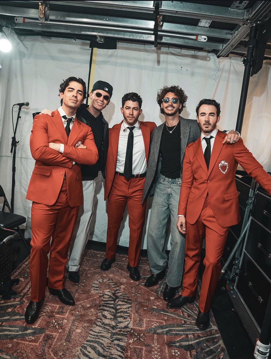 dirwction's tweet photo. mundinhos colidindo 💘💘💘💘 https://t.co/6BINtSpnae