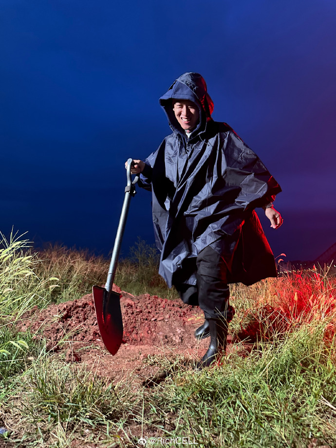 bts0613090_01's tweet photo. Dive deep, find the hidden treasure, and use your shovel to unearth amazing things! https://t.co/nuBWOPHCqL