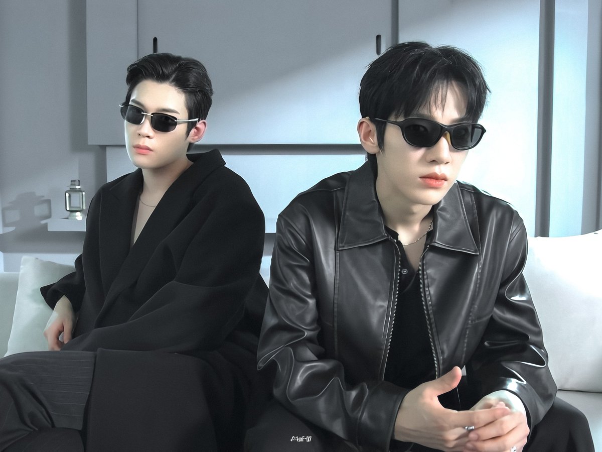 wangli2325's tweet photo. 韩：두 사람은 그저 나란히 앞으로 걸어가, 우리는 뒤에서 별빛을 밝혀줄게. 식시, 파리에서 꽃길만 걸어가자.
英：Just keep walking forward side by side. We'll be behind you, lighting up the stars. Sik-Si, walk the flower path in Paris
YOONSIK SIWOO Pour Toujours
#YOONSIK_SIWOO_PFWSS27 https://t.co/tlCUKKEywW