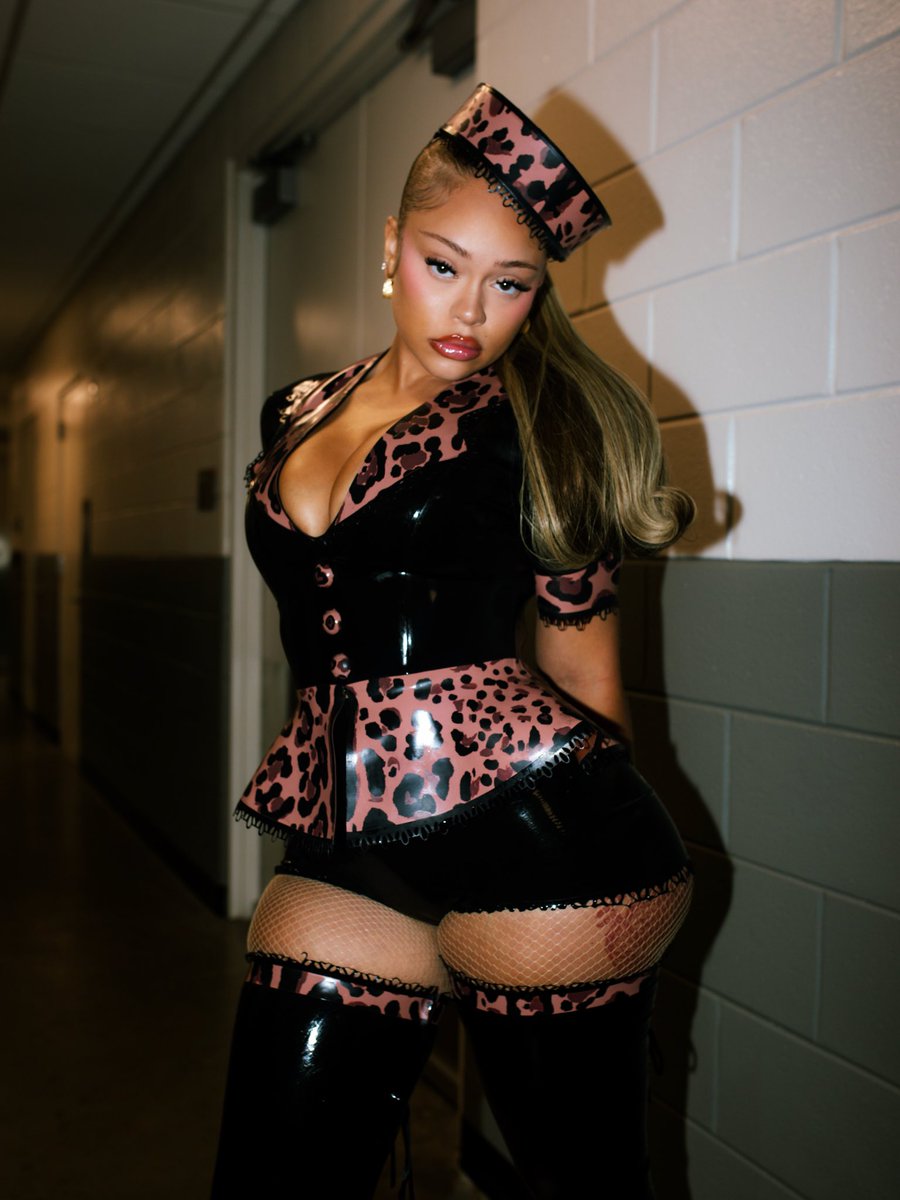 wavecheckers's tweet photo. Latto on the 1st night of tour with Doja Cat in Detroit 🐆 https://t.co/YlvVe4buAN