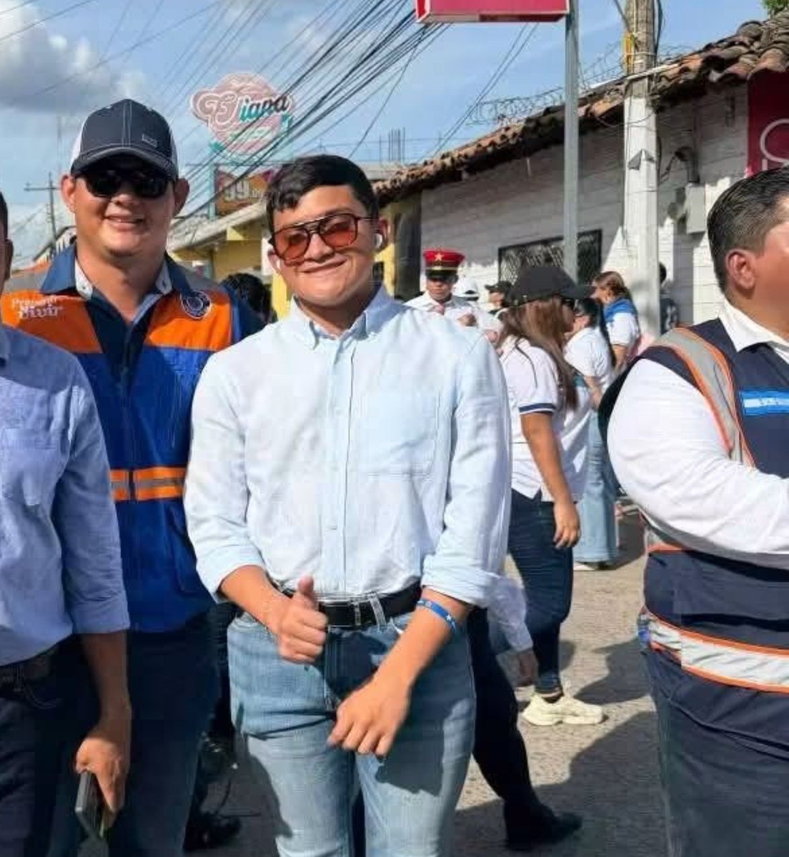 ing_Steelman87's tweet photo. Funcionarios publicos de @copecogob en campaña politica, en horario laboral cuidando a la Rana con Sindrome? 
Eso no es corrupcion? #copeco https://t.co/7l9mst1njZ