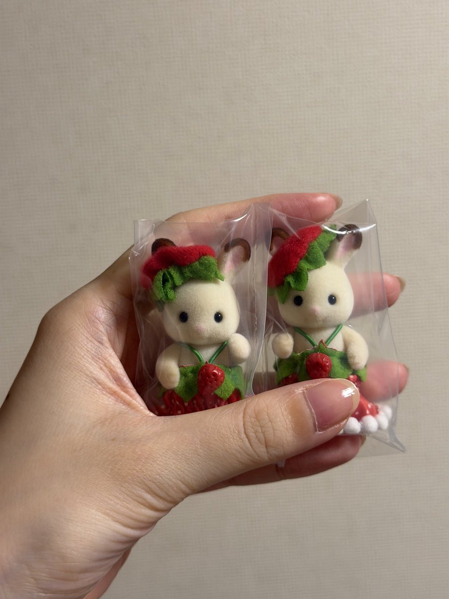 usa___sylvania's tweet photo. ダブってしまった、
交換でお嫁に出すか、衣装を他の子に着せるか迷うな…

交換ならピンクのシマエナガを😶 https://t.co/DOVqCNNlAN