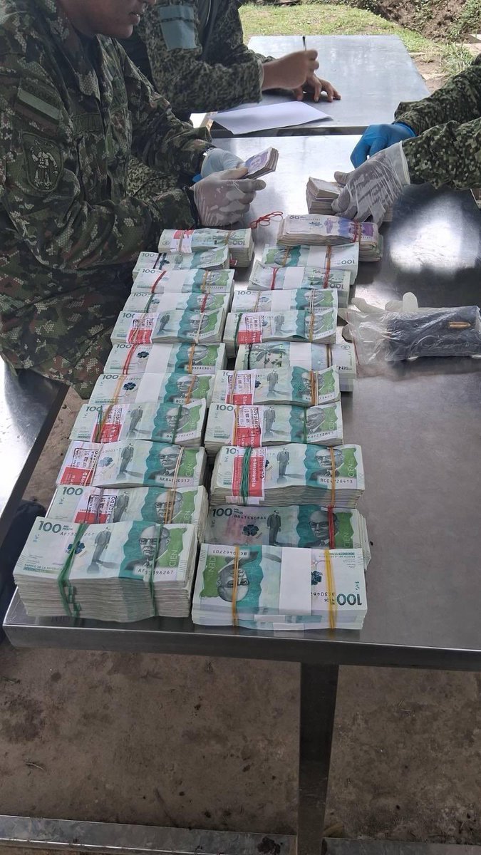ABDELAESPRIELLA's tweet photo. En el sector Arenal de El Charco, Nariño, la Armada y el Ejército respondieron a disparos efectuados desde una embarcación y dieron de baja a un narcoterrorista de la estructura 30 de las disidencias de alias Iván Mordisco.

Fueron recuperados $675 millones en efectivo, una embarcación con motor y dos proveedores de pistola con munición. Su identidad está en verificación. 

Vamos a acabar a esa plaga con la fuerza legítima de las leyes y las armas de la República.

¡Firme por la Patria! 

¡Que viva Cristo Rey! 

(A.D.L.E) 🇨🇴 🐅