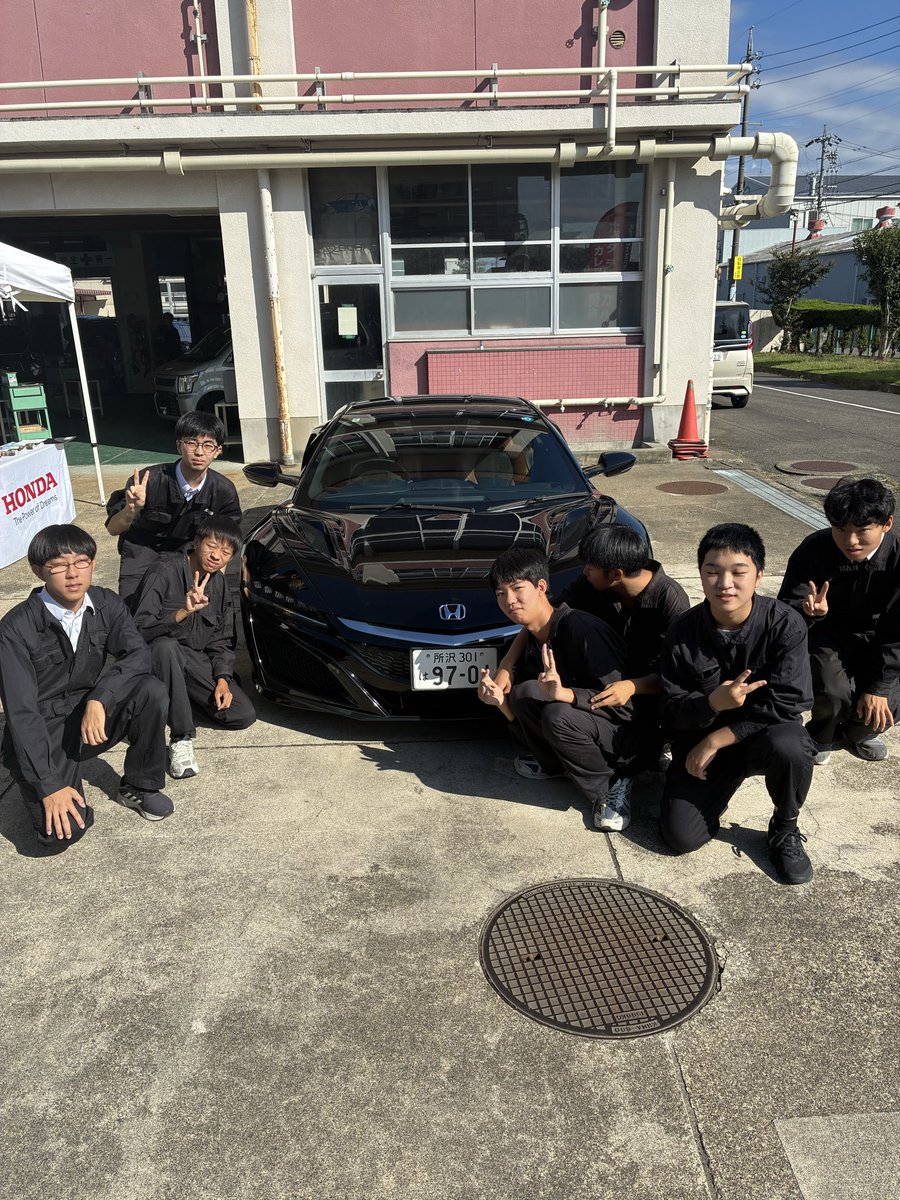 hondatc_e's tweet photo. 埼玉~岐阜 400kmを、高速道路できたのでNSXが汚れてしまいましたが、岐阜県立岐南工業高等学校 自動車工学科 の皆さまが NSXをピカピカにしてくれました🤩
ありがとうございます✨ https://t.co/m9kaDJ5g9a