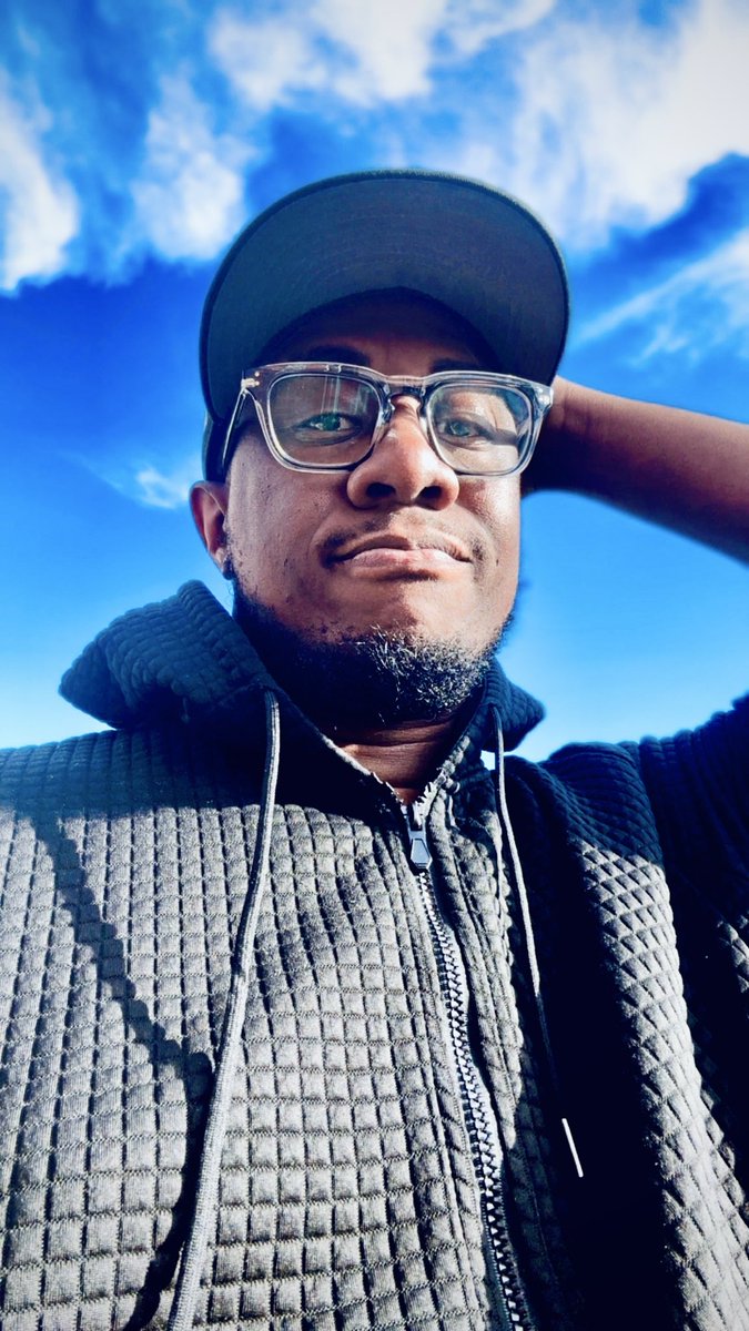 JKing7489's tweet photo. blue skies. 🌎
crisp air. ☺️
fall is here. 🍂
#proofoflife #graceandpeace ✌🏾 https://t.co/xVTXMYfmv7