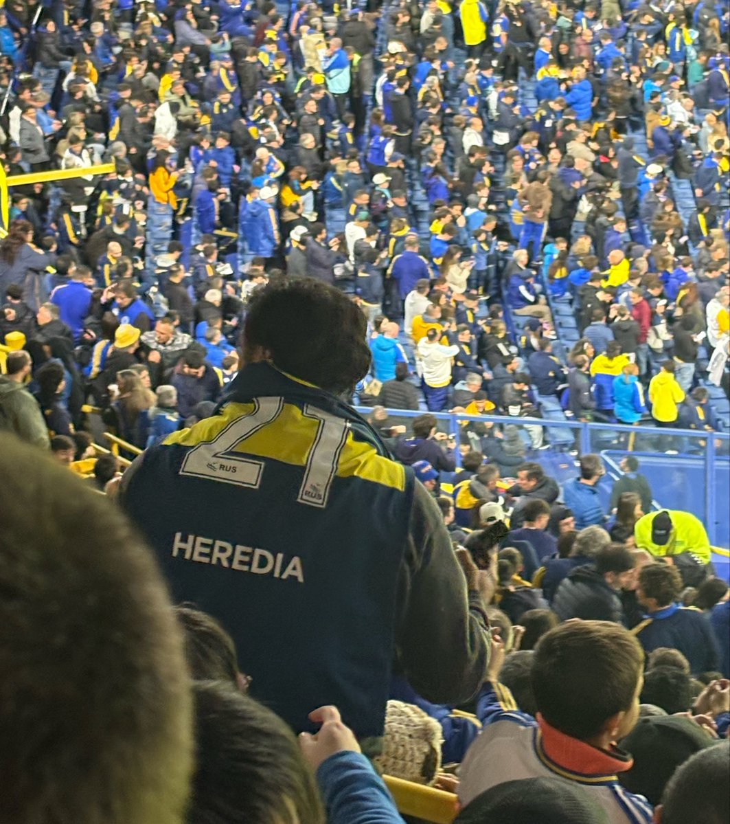 SANGREXENEIZE's tweet photo. El dorsal más curioso que vi en cancha de Boca. https://t.co/hmjxz2oRYW