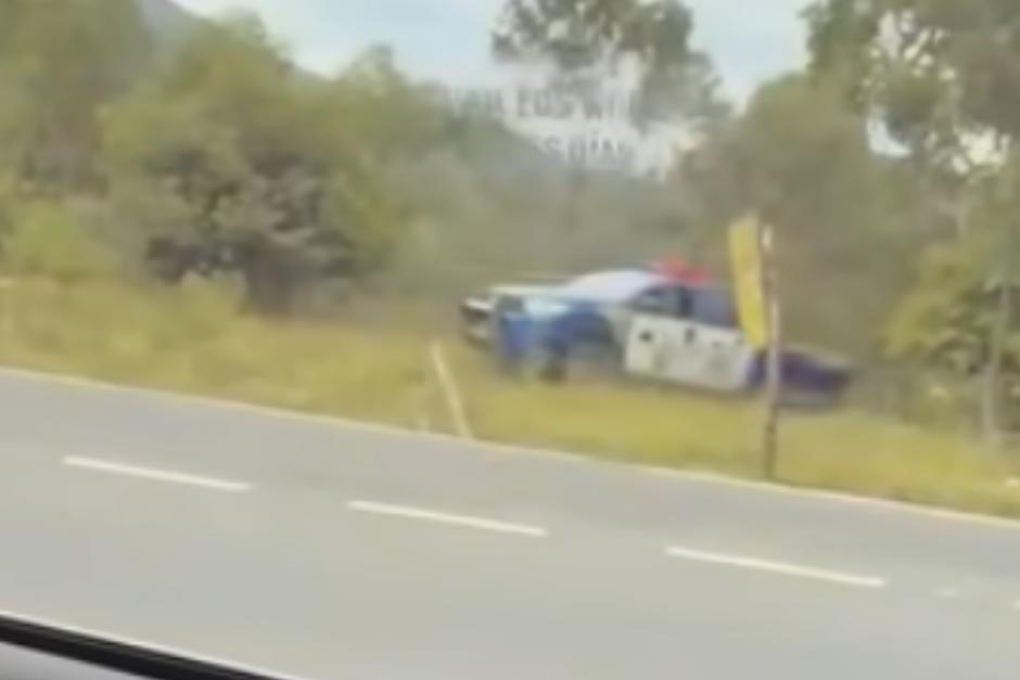 Patrulla cae a barranco durante una persecución (video)