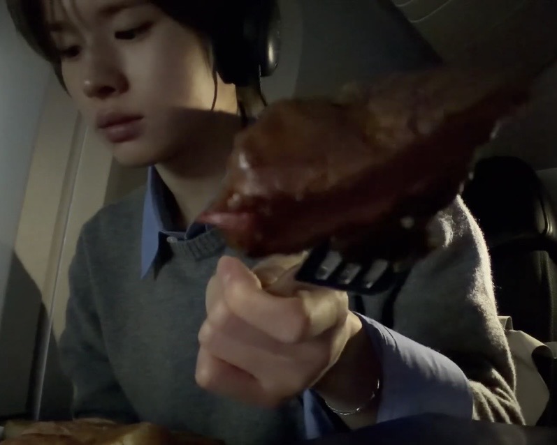 luckytobeluved's tweet photo. 빨리 먹고는 싶은데 사이들은 줘야겠고 노룩패스 봐 https://t.co/si1NSRagDe