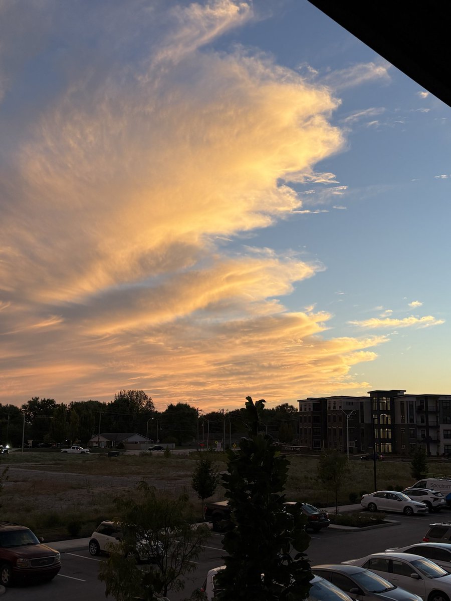 JVayhinger's tweet photo. check out the clouds this evening https://t.co/8rapcv1Hf3