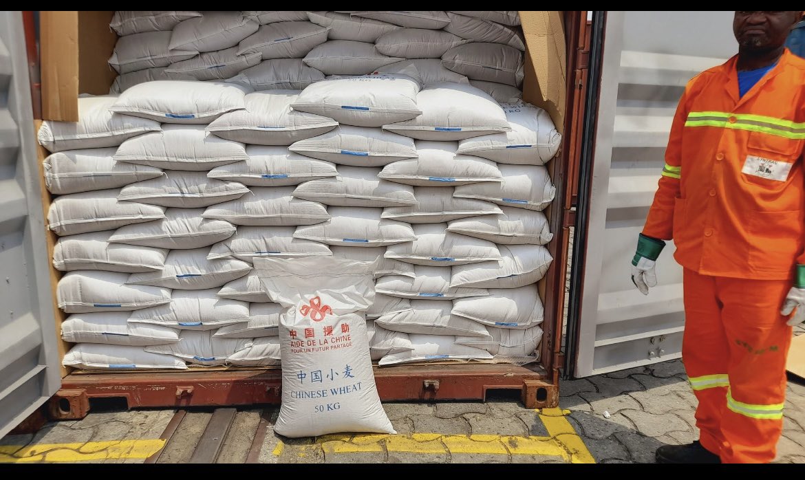 ababohfranck's tweet photo. 4 months ago China donated rice to Cameroon as humanitarian aid. Today that same rice has been repackaged as a presidential gift. This is really sad and insulting to all Cameroonians especially those who were in dieing need of this aid. May God bless Cameroonians. https://t.co/169b7yoepI