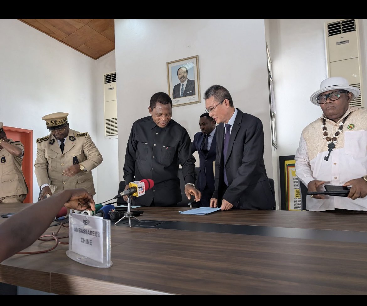 ababohfranck's tweet photo. 4 months ago China donated rice to Cameroon as humanitarian aid. Today that same rice has been repackaged as a presidential gift. This is really sad and insulting to all Cameroonians especially those who were in dieing need of this aid. May God bless Cameroonians. https://t.co/169b7yoepI