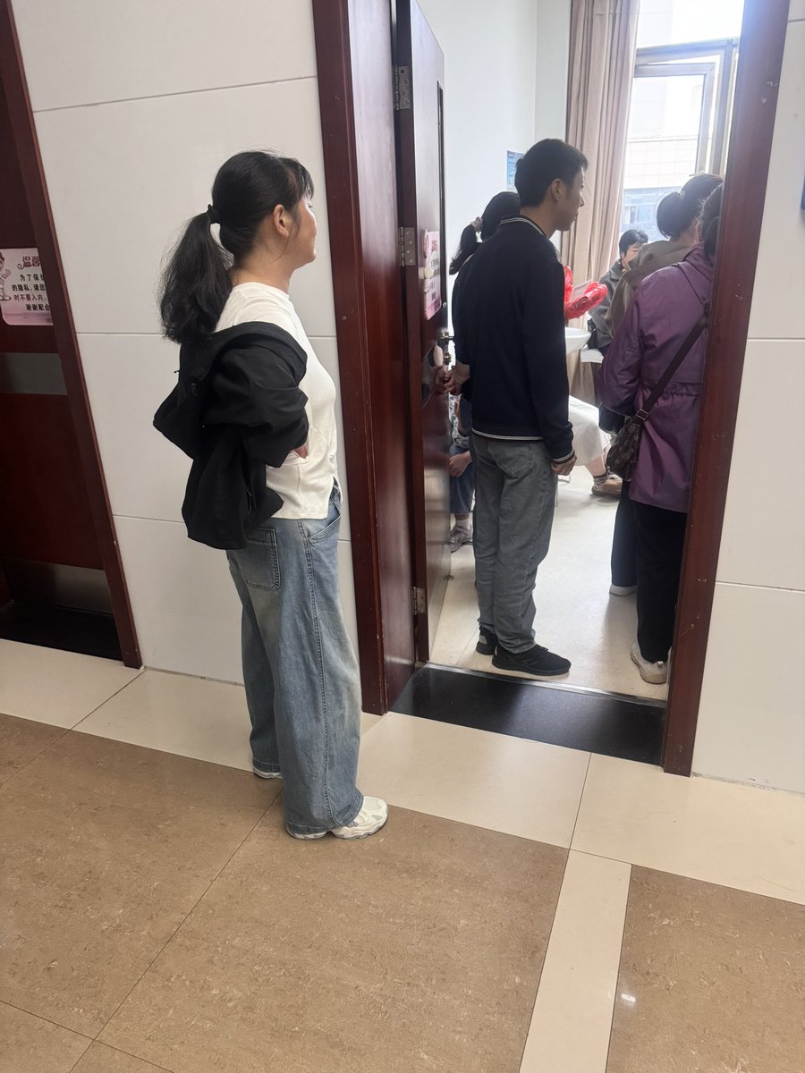 Leoleevv's tweet photo. 假期一大早就已经在排队了

果然医院才是最赚钱的地方！ https://t.co/ytUPf0iXhS