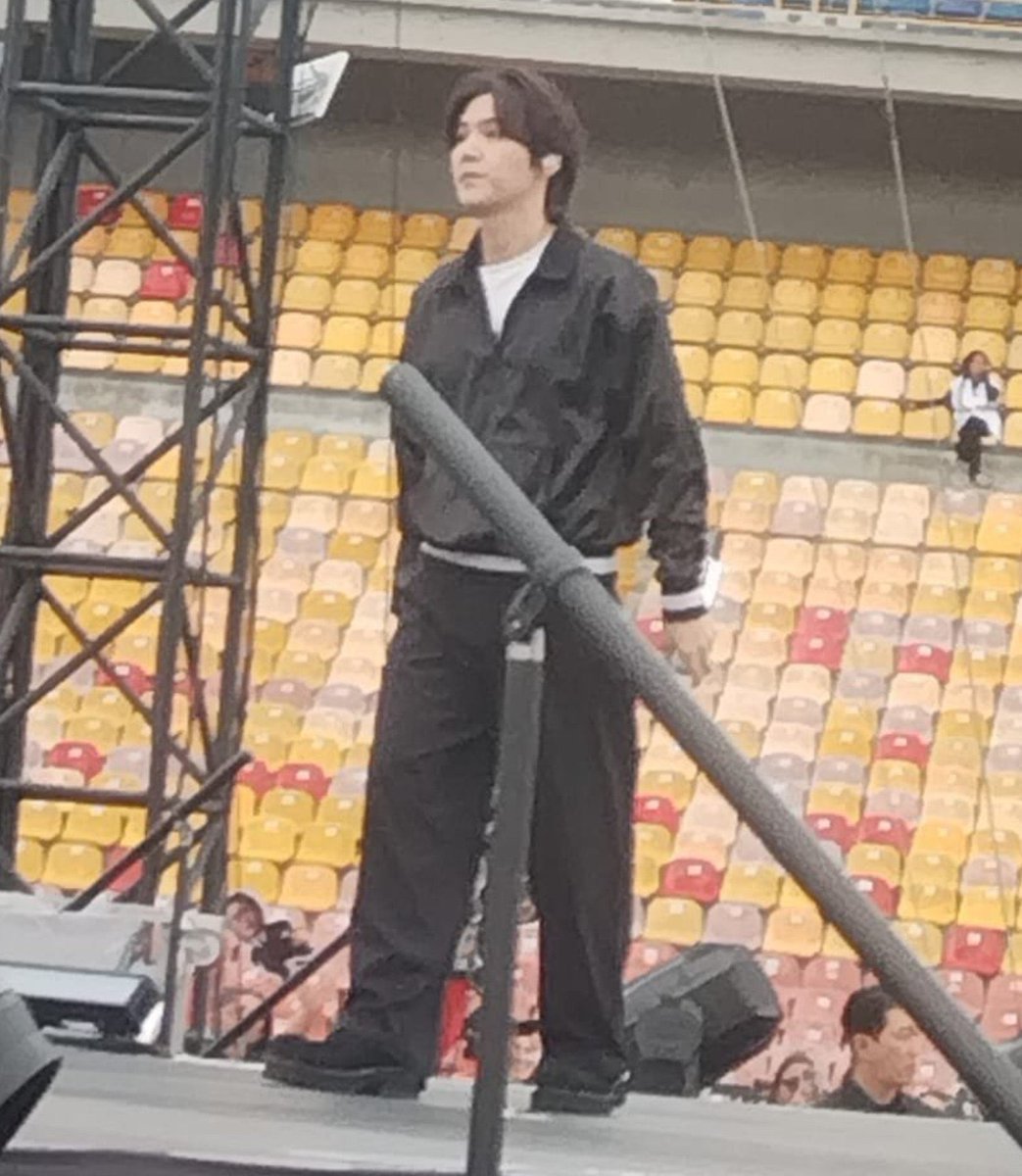 YOONMIN3638's tweet photo. อยากจะแซวพี่ยุนกิว่าเอารองเท้าน้องจีมินมาใส่ แต่พอมาเห็นรองเท้าน้องจีมินก็อ่อ เค้าใส่คู่กัน ขอโทษที่เข้าใจผิดค่ะ หนูไม่ดูให้ดีเอง https://t.co/9gCmNJJMHD