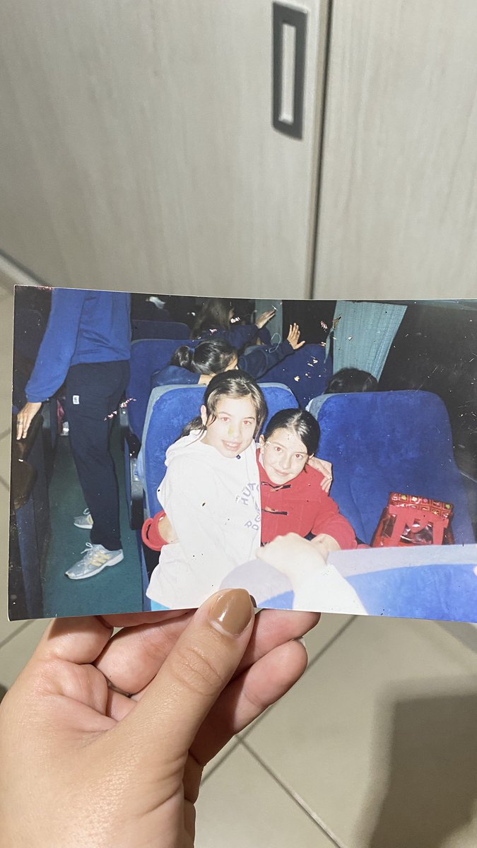 moreruffini_'s tweet photo. 📸 Encontré esta foto tirada en la calle, en Rosario.

Quizás se le cayó a alguien sin darse cuenta, y detrás de esta foto hay un recuerdo muy importante para una familia. ❤️

Les agradecería muchísimo si pueden compartir así entre todos intentamos que llegue a su dueño/a🙃 https://t.co/vCqUwngwrJ