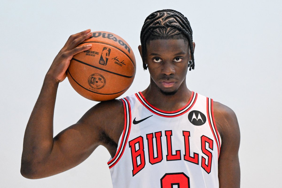 TheRoundtaBulls's tweet photo. 💥𝐂𝐚𝐥𝐞𝐛 𝐖𝐢𝐥𝐬𝐨𝐧💥
"𝐁𝐞𝐬𝐭 𝐁𝐮𝐥𝐥𝐬' 𝐏𝐫𝐨𝐬𝐩𝐞𝐜𝐭 𝐒𝐢𝐧𝐜𝐞 𝐌𝐢𝐜𝐡𝐚𝐞𝐥 𝐉𝐨𝐫𝐝𝐚𝐧"
𝐶𝑎𝑙𝑒𝑏 𝑊𝑖𝑙𝑠𝑜𝑛 𝑟𝑒𝑐𝑒𝑖𝑣𝑒𝑑 𝑎 𝑙𝑜𝑓𝑡𝑦 𝑐𝑜𝑚𝑝𝑎𝑟𝑖𝑠𝑜𝑛 
𝑓𝑟𝑜𝑚 𝑙𝑜𝑛𝑔𝑡𝑖𝑚𝑒 𝐵𝑢𝑙𝑙𝑠 𝑐𝑜𝑙𝑢𝑚𝑛𝑖𝑠𝑡 𝑆𝑎𝑚 𝑆𝑚𝑖𝑡ℎ.

"Longtime journalist and current Chicago Bulls 
(https://t.co/n2DDdgl9Xs) writer Sam Smith--author of New York Times Best-Seller 'The Jordan Rules'--has seen more NBA history than your average sportswriter, including the majority of the existence of the Bulls franchise.

In a recent interview with SiriusXM NBA Radio Host David Shepard, Smith had high praise for Wilson and his immense potential. Smith went as far as to compare Wilson's arrival to the greatest player in the history of the sport.

"𝙄'𝙫𝙚 𝙗𝙚𝙚𝙣 𝙘𝙤𝙫𝙚𝙧𝙞𝙣𝙜 𝙩𝙝𝙚 𝘽𝙪𝙡𝙡𝙨 𝙡𝙤𝙣𝙜𝙚𝙧 𝙩𝙝𝙖𝙣 𝙮𝙤𝙪'𝙫𝙚 𝙗𝙚𝙚𝙣 𝘼𝙇𝙄𝙑𝙀," 
Smith said. 𝘾𝙖𝙡𝙚𝙗 𝙒𝙞𝙡𝙨𝙤𝙣 𝙞𝙨 𝙩𝙝𝙚 𝘽𝙀𝙎𝙏 𝘽𝙪𝙡𝙡𝙨 𝙥𝙧𝙤𝙨𝙥𝙚𝙘𝙩 𝙨𝙞𝙣𝙘𝙚 𝙈𝙞𝙘𝙝𝙖𝙚𝙡 𝙅𝙤𝙧𝙙𝙖𝙣." 

⚡️@ZenMasterMike⚡️
💥𝐵𝑟𝑒𝑎𝑘𝑠 𝐷𝑜𝑤𝑛 𝑆𝑜𝑚𝑒 𝐻𝐼𝐺𝐻 𝑃𝑅𝐴𝐼𝑆𝐸 𝐹𝑟𝑜𝑚 𝑆𝑎𝑚 𝑆𝑚𝑖𝑡ℎ
💥𝐺𝑒𝑡 𝐸𝑋𝐶𝐼𝑇𝐸𝐷, #𝐵𝑢𝑙𝑙𝑠𝑁𝑎𝑡𝑖𝑜𝑛 
🔗https://t.co/KR6umGZoYV
👥@TheRoundtaBulls | #ChicagoBulls | #BullsNation