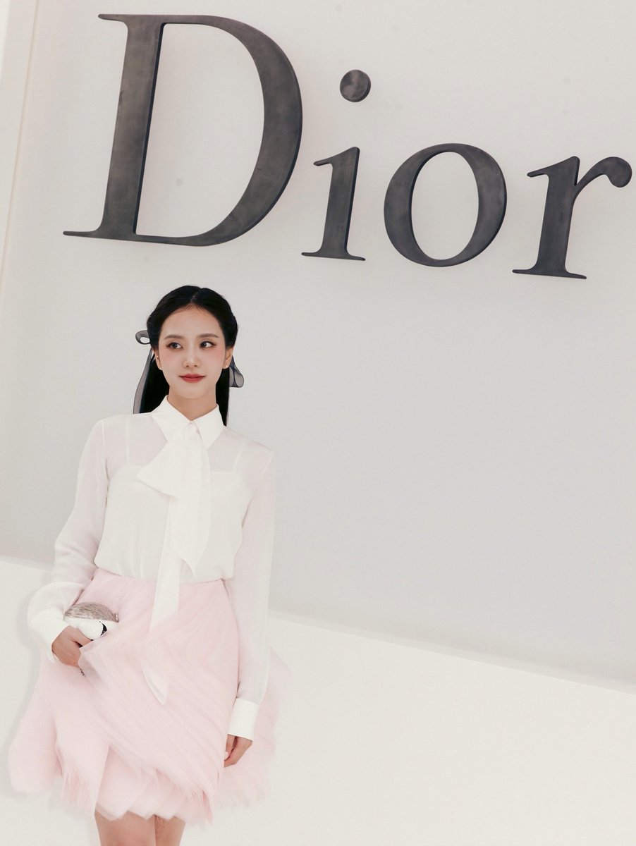 jisooschart's tweet photo. French digital magazine S-quive named #JISOO as one of the notable celebrities at the Dior Summer 2027 Women’s show. She was the only Asian listed. https://t.co/ayrglGl4ui