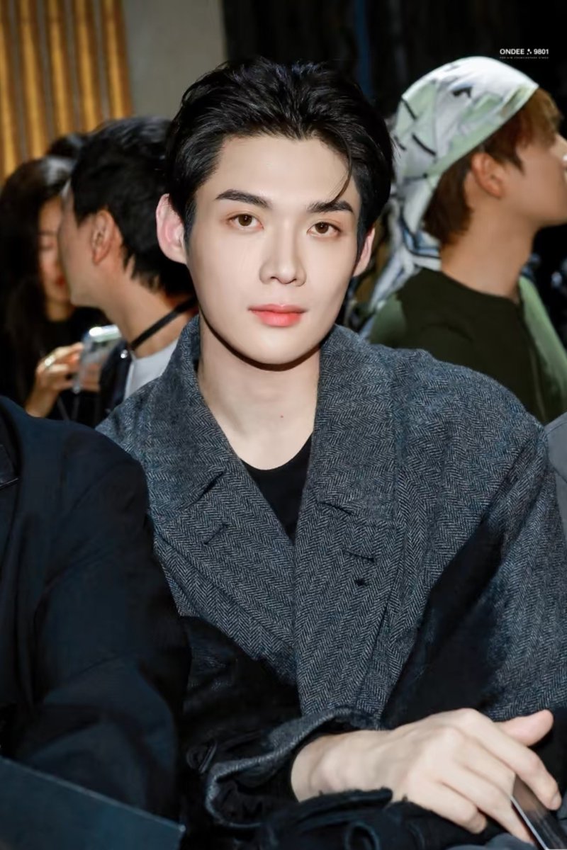 everybody_11's tweet photo. I want to wrap this person up but I'm afraid of being slapped by Siwoo, he's really fierce when it comes to ownership rights.

KIMYOONSIK YOHJIYAMAMOTO SS27
#YohjiYamamotoxKIMYOONSIK
#YOONSIKPFWSS27 https://t.co/yo1yrbsNa7