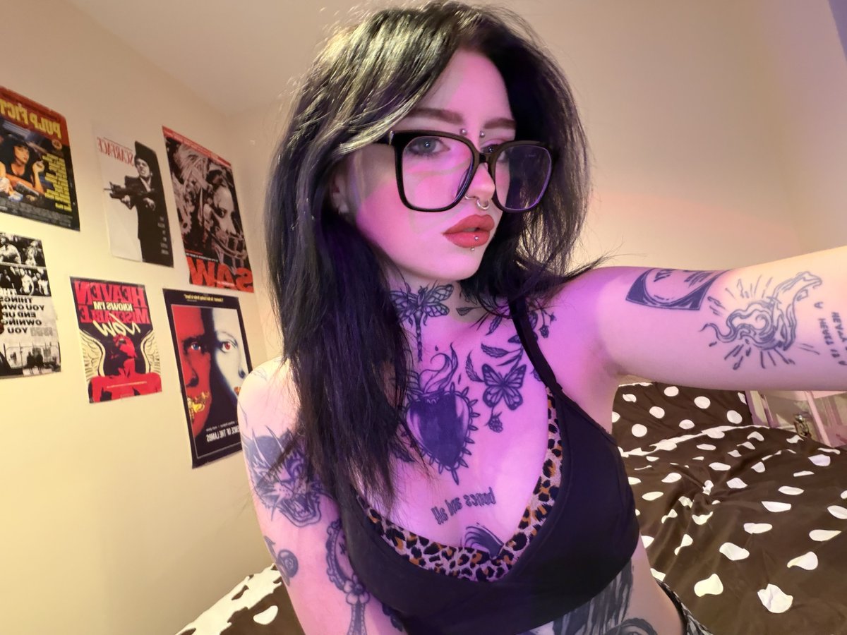 LioraaWrenn's tweet photo. the glasses stay on until u convince me they look better on the floor… kidding 🤭 https://t.co/Ffh9nCZwcz