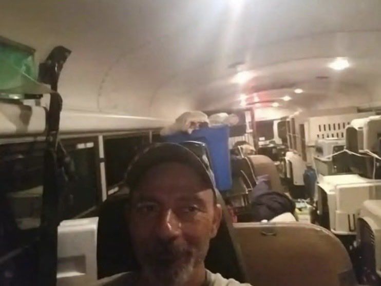 historyinmemes's tweet photo. During a hurricane, a truck driver refused to leave animals behind to drown, transforming a bus into a real-life “Noah’s Ark” to carry them to safety.

Tennessee truck driver Tony Alsup made headlines after transforming a $3,200 school bus into a mobile animal shelter known as “Noah’s Ark.” After removing the seats and filling the bus with crates, Alsup drove into areas affected by Hurricane Florence, rescuing 53 dogs and 11 cats from overcrowded South Carolina shelters and transporting them safely to Alabama.