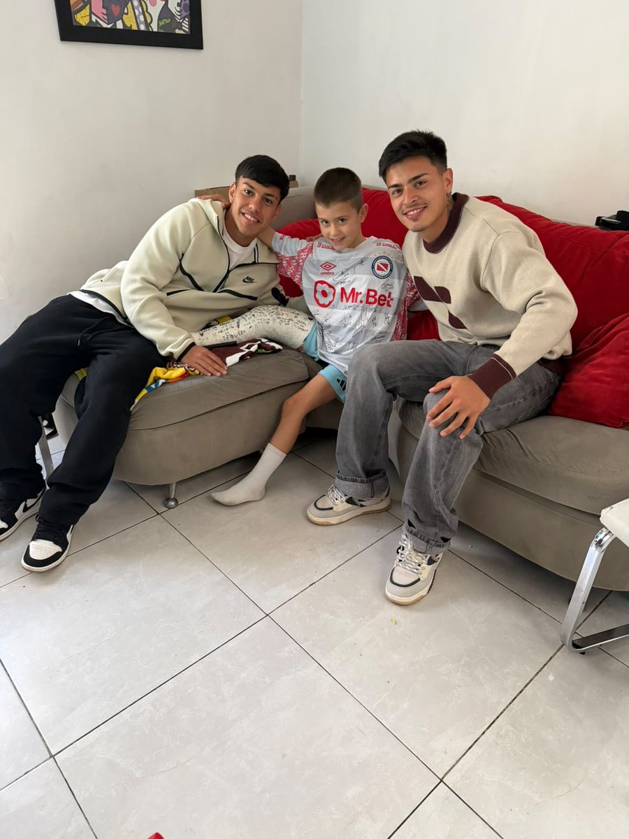 InferioresAAAJ's tweet photo. #AAAJ 🫂 Facundo Jainikoski, Diego Porcel y el coach Alejandro Etchevarne visitaron a Agustín Peiró, jugador de la 2019 de #ElSemilleroDelMundo 🌎 que el domingo sufrió una fractura en el fémur de su pierna derecha.

Más que un club, una familia ❤️ https://t.co/dXP6haSoCw