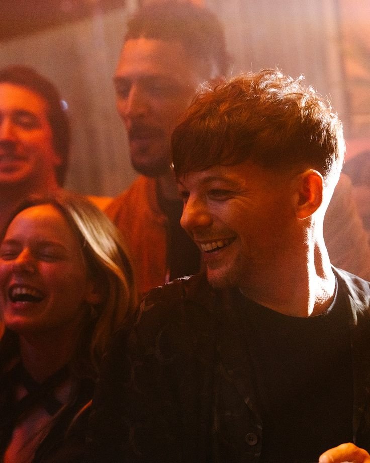 LouisTArgentina's tweet photo. "En las entrevistas me preguntan si aún sufro del síndrome del impostor. ¿Cómo podrías vivir una vida como la mía y no sentirlo? Solo un narcisista no lo sentiría. Me siento afortunado, pero hay momentos en los que dudo si soy lo suficientemente bueno para estar sobre el escenario. La diferencia es que nunca me voy del escenario sintiéndome así." – Louis sobre "Imposter" y el síndrome de Impostor en CALM 🔥