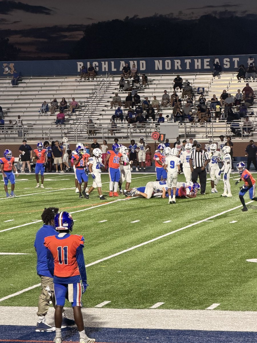 Sabrina_suber's tweet photo. Enjoying a little Friday night football!  Go RNE Cavaliers 🧡💙🧡💙 https://t.co/csWFPaG9IT