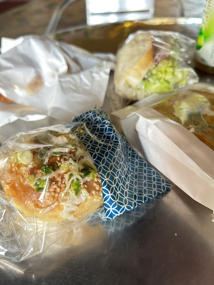 kureisyu's tweet photo. 来たぜマグロック！
始まりはファニバニさんのマグロ角煮パンでマグロ摂取！
　#マグロックポップ
@funny_panbito https://t.co/qgyohOwZ2y