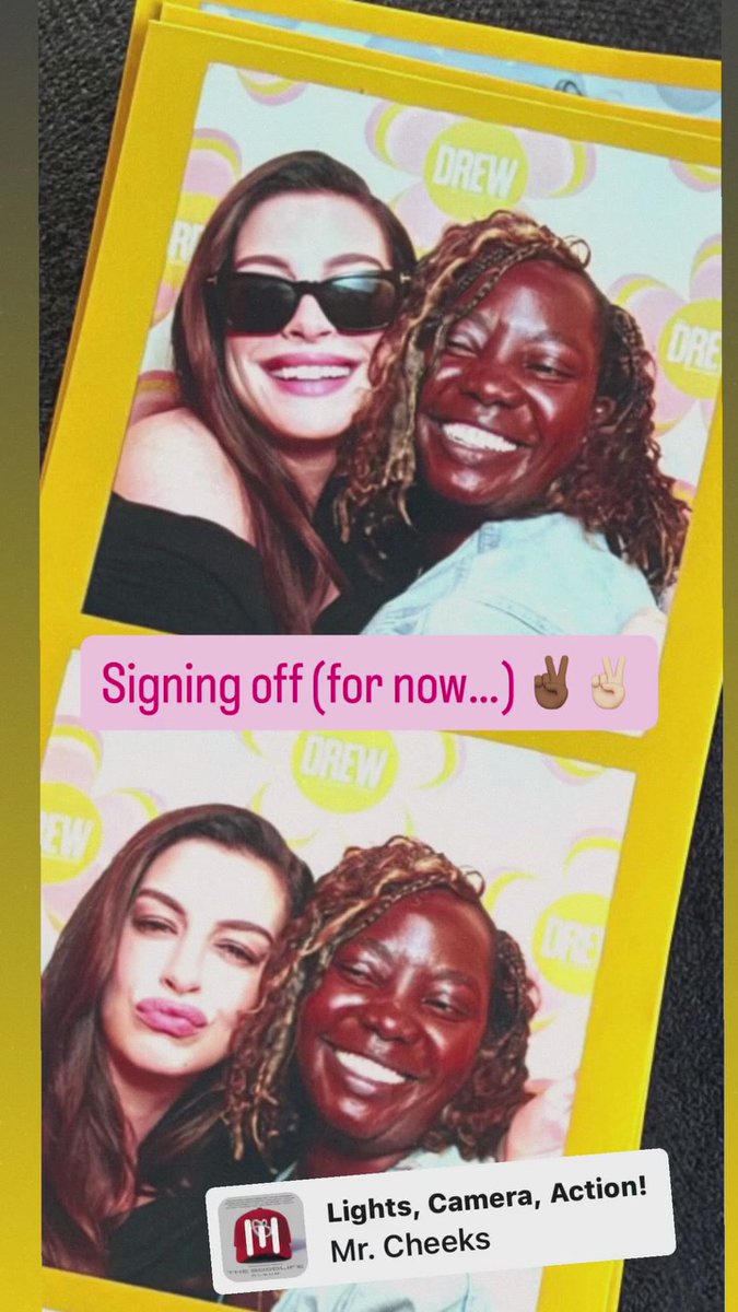 ahathawayfiles's tweet photo. Anne Hathaway with Ashley Afriyie backstage of The Drew Barrymore Show. https://t.co/4WMGxKljfh