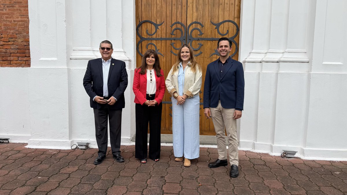 CeciliaPatronL's tweet photo. 🫱🏼‍🫲🏽✨ En Apaseo el Grande, Guanajuato, compartimos cómo estamos ordenando la ciudad.

Firmamos un convenio de colaboración con el alcalde @ChelisOliveros para compartir experiencias y buenas prácticas de gobierno.

En el Quinto Foro de la Ciudad compartimos el Programa Municipal de Ordenamiento Territorial y Desarrollo Urbano de Mérida (PMOTDUM), una buena práctica para ordenar el crecimiento, potenciar las vocaciones de cada zona y proteger la identidad de nuestras comunidades originarias y de las comisarías, así como nuestro patrimonio verde.

Gracias, alcalde, por este hermanamiento entre nuestras ciudades.

#MéridaContigoEsMejor