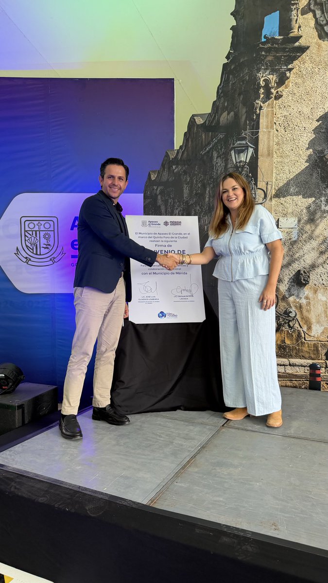 CeciliaPatronL's tweet photo. 🫱🏼‍🫲🏽✨ En Apaseo el Grande, Guanajuato, compartimos cómo estamos ordenando la ciudad.

Firmamos un convenio de colaboración con el alcalde @ChelisOliveros para compartir experiencias y buenas prácticas de gobierno.

En el Quinto Foro de la Ciudad compartimos el Programa Municipal de Ordenamiento Territorial y Desarrollo Urbano de Mérida (PMOTDUM), una buena práctica para ordenar el crecimiento, potenciar las vocaciones de cada zona y proteger la identidad de nuestras comunidades originarias y de las comisarías, así como nuestro patrimonio verde.

Gracias, alcalde, por este hermanamiento entre nuestras ciudades.

#MéridaContigoEsMejor