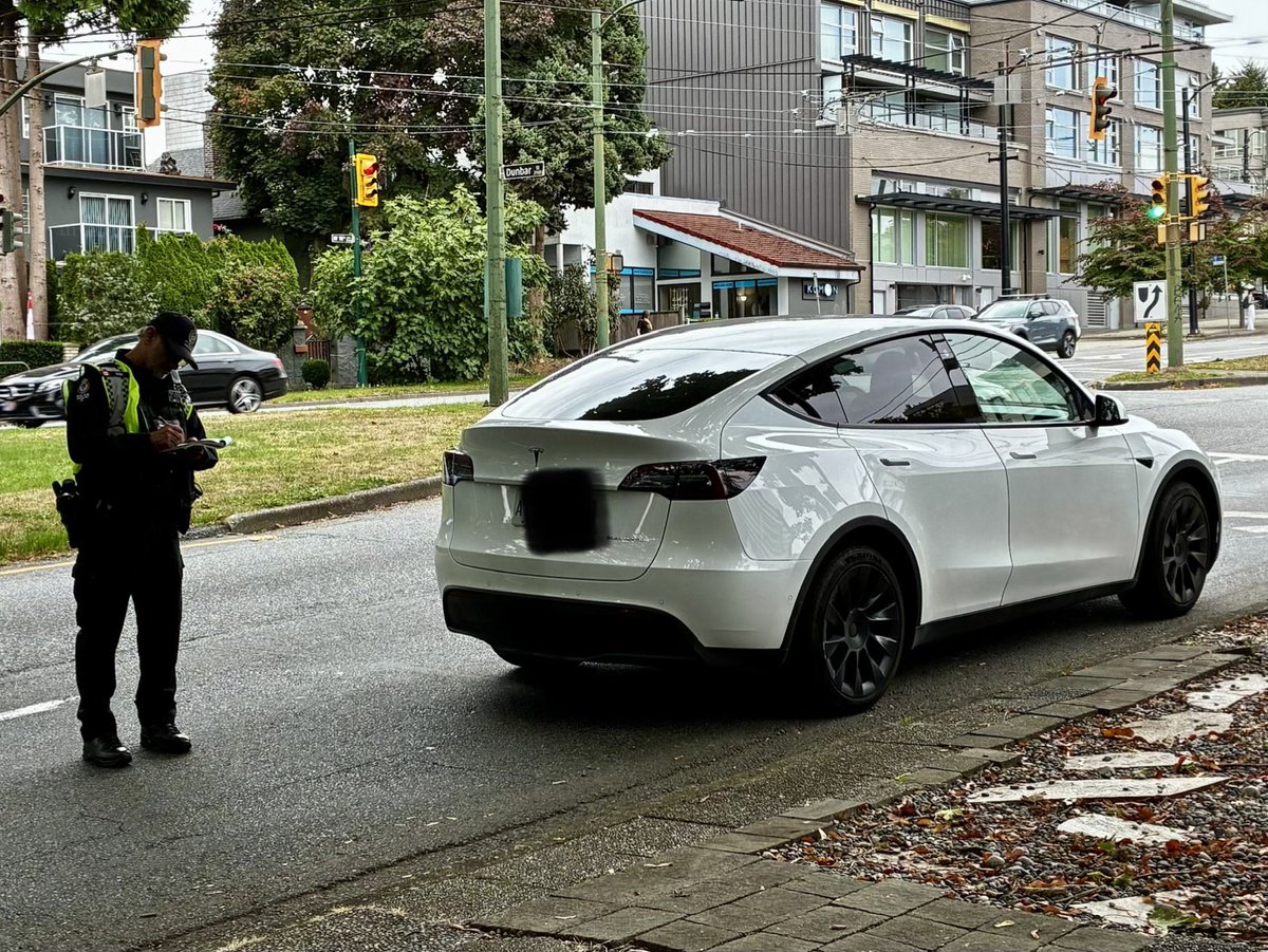 VPDTrafficUnit's tweet photo. Special thanks to all the CPC volunteers and Harvey and Paul, for assisting @VancouverPD traffic members with supporting the September provincial safety campaign. For the entire month, we educated and enforced Distracted Driving and Seatbelts throughout the CoV. Here is group at 16th and Dunbar! #LeaveYourPhoneAlone
