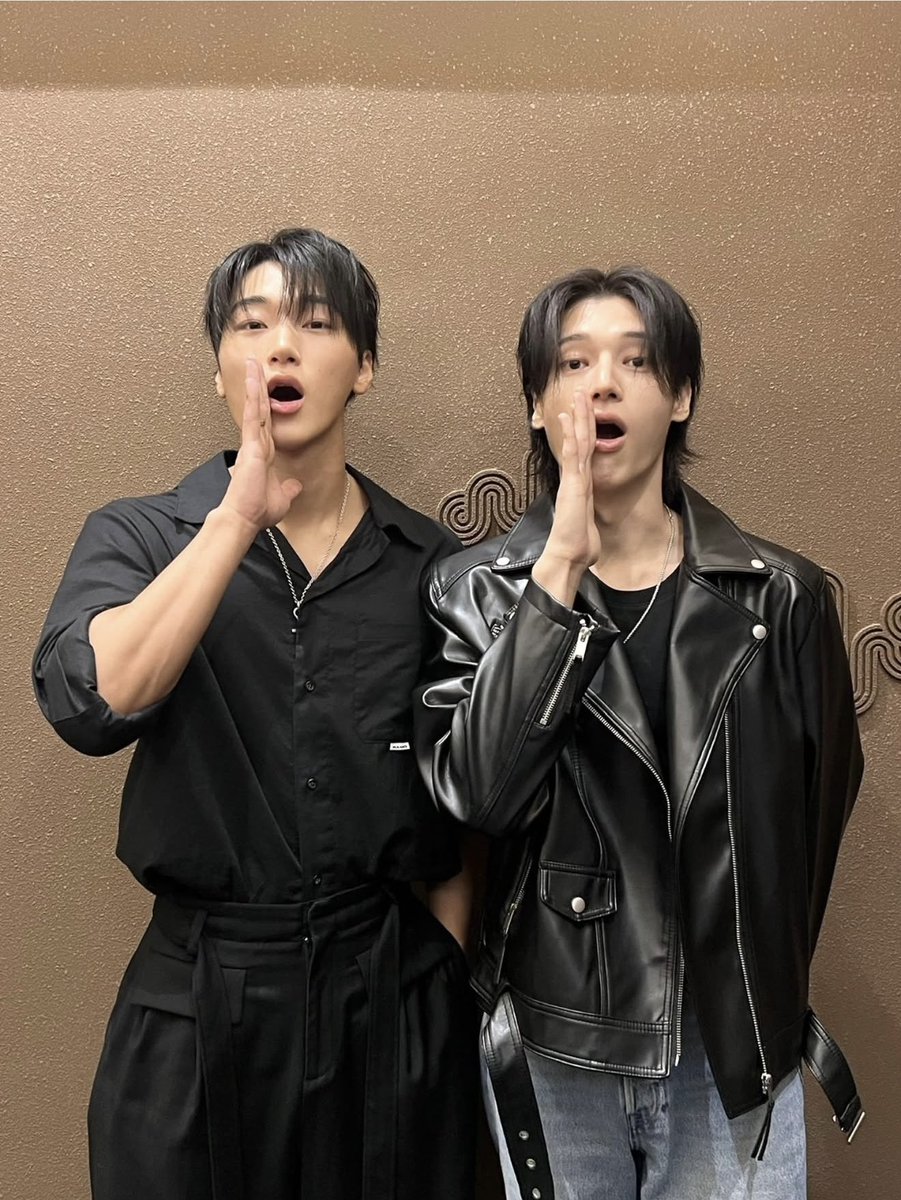 usanbrella's tweet photo. 261002リリイベ

#ウサン ユニット

🥺: やほ！✌🏻
🐈‍⬛🏔️: やほー！
🥺: 9트쫑すごく面白いです、最高！
🐈‍⬛🏔️:(即9트쫑ポーズ)
🥺:(あわてて同じポーズ)
🥺:一番「ウサン」というイメージのATEEZ曲は何ですか？(1/2)
🏔️:(考え込みながらウヨンに通訳)
🐈‍⬛🏔️: 친구! 
(終)

#산 #우영 #우산 #ATEEZ https://t.co/lpeOBbOujE