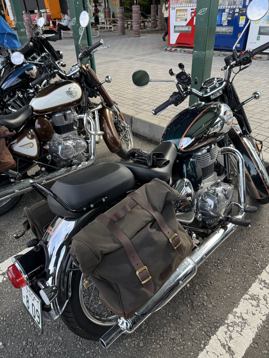pa_teru's tweet photo. バイカーズパラダイス南箱根でやるロイヤルエンフィールドのファンミーティングに向けて移動中。
海老名SAで小休止。
#ロイヤルエンフィールド https://t.co/oROyNF7U3B