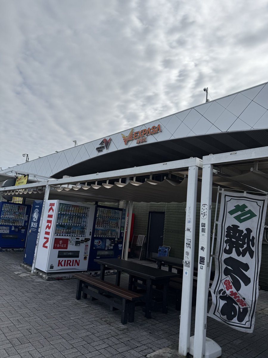 pa_teru's tweet photo. バイカーズパラダイス南箱根でやるロイヤルエンフィールドのファンミーティングに向けて移動中。
海老名SAで小休止。
#ロイヤルエンフィールド https://t.co/oROyNF7U3B
