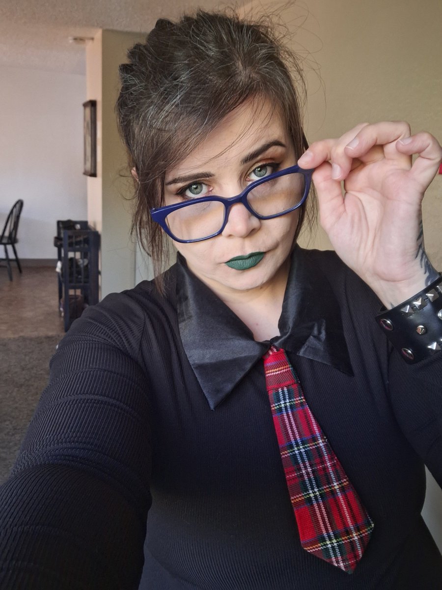 Nod4Booty's tweet photo. HEY TEACHER! #selfies #makeup #pinkfloyd #bowtie #alternative https://t.co/bv5YuiTbvt