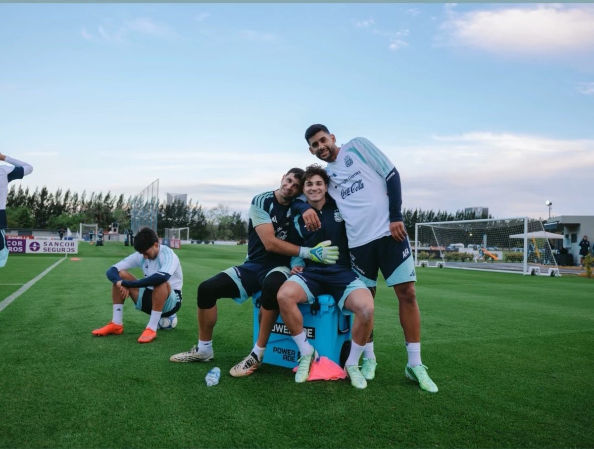 readyforitlucas's tweet photo. LO QUE SUBIÓ EL DIBU AYUDA 🥹🥹😭 
Juli es tan querido en su selección ❤️‍🩹❤️‍🩹 https://t.co/MQ7AaTpudU
