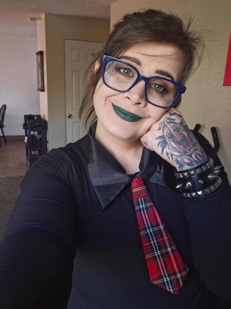 Nod4Booty's tweet photo. HEY TEACHER! #selfies #makeup #pinkfloyd #bowtie #alternative https://t.co/bv5YuiTbvt