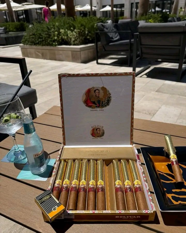 MaxBenz99071904's tweet photo. Un buen puro ⚜️💨🇨🇺, no se fuma con prisa.
Se elige, se corta, se enciende con calma y se saborea.
Es el arte de lo lento en un mundo de velocidad.
#Habanos
#TabacoCubano
#OurHabanosMoment https://t.co/3EeJKNYcUZ