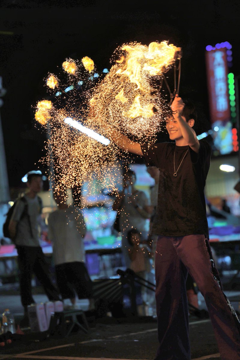 ChiHsuChen's tweet photo. 20261002 柔焰舞者簡廷祐 × 瘋焰表演工作室|台南大東東夜市
@firefrenzy_studio
@_ray.yyyyy
@lynnlan0.0
@cheng_n14
@kirin_501
@boss1999_0621
#canonr6markiii #firedance #火舞 #瘋焰工作室 #柔焰舞者簡廷祐softflame https://t.co/WCBAodJwMD