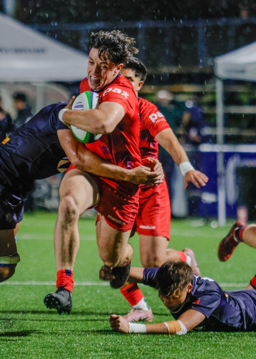 TeamChile_COCH's tweet photo. ¡GRAAAN DEBUT! 🇨🇱🏉💪

La selección chilena M20 🇨🇱 de rugby venció holgadamente a Hong Kong China 🇭🇰 (83-19) en su estreno en el World Rugby U20 Challenger de Santiago.

El quince nacional impuso sus condiciones desde el principio en un duelo que —incluso— estuvo suspendido por la tormenta eléctrica ⛈️ que azotó a la capital.

Su próximo partido será el miércoles 7 ante Rumania 🇷🇴 (19:00).